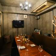 個室を色鮮やかに照らすのはおしゃれな間接照明。液晶テレビを設置しているので映像を流せたり、カラオケも完備(別途5000円or6000円)。創作イタリアンの2時間130種飲み放題付コースも4500円or4700円～多数ご用意！