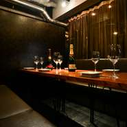 半個室は2名様から入室可能。人数に応じてテーブルを繋げ、最大30名様まで対応できます。人数が変わりやすい合コンや飲み会も、できる限り要望に応えてもらえるので、ぜひ早めにご予約を。まずはワインで乾杯から。