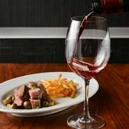 お酒が苦手な女性のために、ノンアルコールカクテルも数多くご用意しています。さらに、メニュー表にカクテルの度数も書かれているため、お酒に弱い方も気軽にチャレンジ。皆で一緒に、料理とドリンクを楽しめます。