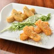 口の中とろけるカマンベールと風味豊かなチェダーをフリットに。