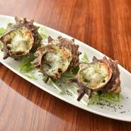 サザエの食感に、濃厚なブルゴーニュバターが見事にマッチ。アツアツのまま1口で。