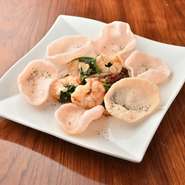 ガーリックで炒めた風味が食欲をそそります。プリプリの海老、ほんのりピリ辛ソース。アクセントは海老せんを。