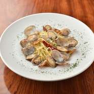 アサリとニンニクの香りの効いた一品。
素材の味をシンプルに引き出した定番の
パスタです。