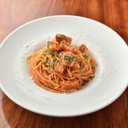 ローマの代表的なパスタの
一種。自家製トマトソース、豚の
塩漬け、ペコリーノロマーノ
（羊乳のチーズ）で作った優しい味のパスタです。
