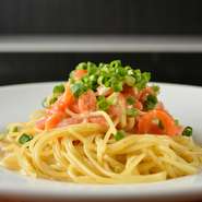 隠し味にわさびと醤油を加えたクリームパスタ。 洋食に和の要素を合わせた珍しい味付けですが、味のバランスが絶妙。後味が、さっぱりとしています。