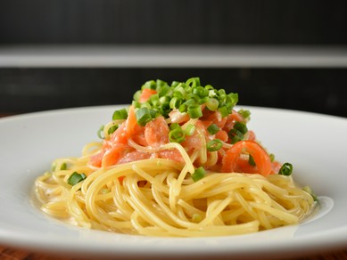 パスタにソースをたっぷり絡めて『スモークサーモンのわさびクリームパスタ』