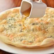 風味豊かなゴルゴンゾーラに、口当たりまろやかな蜂蜜が上手く調和した手打ちピッツァです。