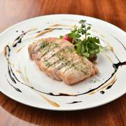 シンプルに塩胡椒で味付けした
豚ロース。コクのある２種類のソースで味の変化をお楽しみ下さい。