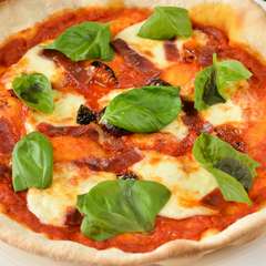 手づくりの薄生地がとても美味しい『マルゲリータ　パルマプロシュート添え』