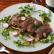 和牛フィレ肉は和牛専門の老舗「日山」より仕入れた、こだわりの逸品。柔らかくジューシーな絶品ステーキを、自家製醤油ベースの和風ソースでご賞味ください。