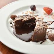 アツアツのガトーショコラ、中からはトロリとチョコソースが。定番ながら、根強い人気を誇る温製デザートです。