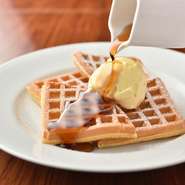 外はカリカリ中はしっとりのワッフル。アイスクリームとメイプルシロップを合わせれば、食後の気分も華やかに。