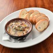 タコと旨味とニンニクの香りの
溶け合ったオイルをバケットでお召
し上がり下さい。