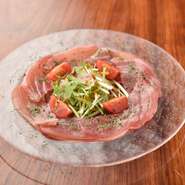 当店オススメの産地直送キハダ
マグロをカルパッチョに。
藻塩のとレモンでさっぱりお召し上がりください。103