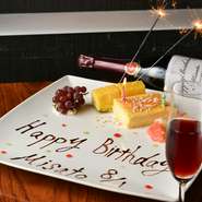 「ネーム入りのスパークリングワインボトル」や「ケーキ&デザートプレート」の他に、お客様のご希望があればグレードを上げたケーキなどもご用意いたします。お誕生日・記念日・結婚式2次会・クリスマスなど様々なシーンにオススメです♪
※シャンパンタワーや花束のご用意も可