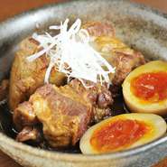 圧力鍋でじっくり煮込んだ国産豚の角煮はとろける柔らかさ。白髪ねぎと相模湾コトブキ園のブランド卵の半熟が添えられています。濃厚でコクのある黄身はおいしさひとしおです。