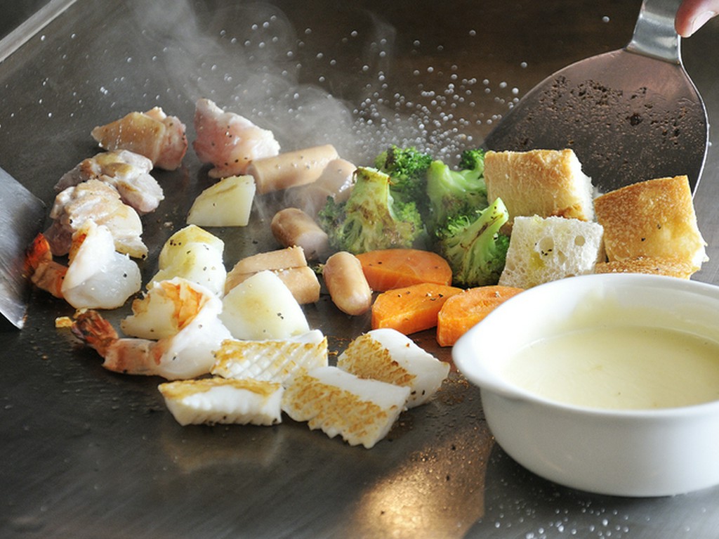 サクサクふわふわの焼きたて具材をアツアツチーズで『チーズフォンデュセット』各種