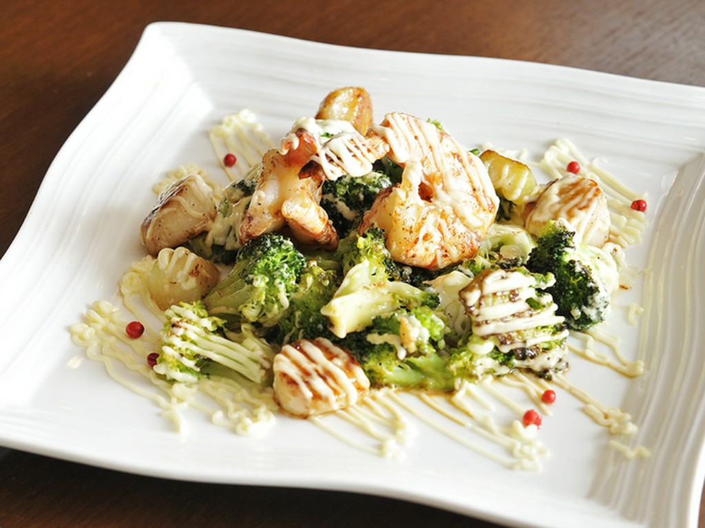香ばしいバターとマヨネーズしょうゆが食欲をそそる『エビと帆立貝柱とブロッコリーのマヨネーズ焼き』