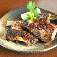 圧力鍋で蒸し上げたスペアリブを軽く胡椒で味付け。香ばしく鉄板で焼き上げてあります。骨の身離れがよく、口に入れれば、トロンととろける柔らかさ。リピート注文多数のお店人気メニューです。