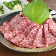 おいしい馬肉をリーズナブルに提供したい、とカナダ産最高級ランクの霜降り馬肉を使用。赤身のイメージが強い馬刺しですが、これは、さしが美しく入り、脂が甘く柔らかいのが特徴です。すりおろしにんにくを添えて。