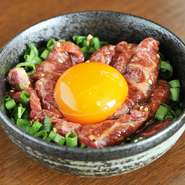 カナダ産最高級ランクの特選馬肉に相模原のコトブキ園のこだわりの卵をトッピング。栄養機能食品としても名高い濃厚な生卵と霜降り馬肉の甘い脂、風味豊かなゴマ油が口の中で一体となってとろけます。