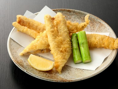 日本各地から集めたおいしい地酒にぴったりあうメニューが豊富