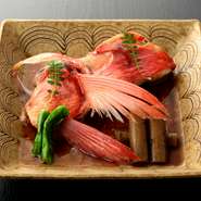 和食一筋の料理長が長年作り続けている魚の煮付け。三崎漁港の漁師や市場から質の良い金目鯛を仕入れています。