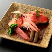 三崎漁港の漁師や市場から質の良い金目鯛を仕入れ、お客様にいつでも食べていただけるようにしています。煮付けの味は、自分自身がおいしいと感じる味を自信を持ってご提供しています。