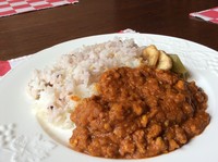 リンゴやバナナなどフルーツたっぷりの甘さとコク、
クセになる辛さ！
