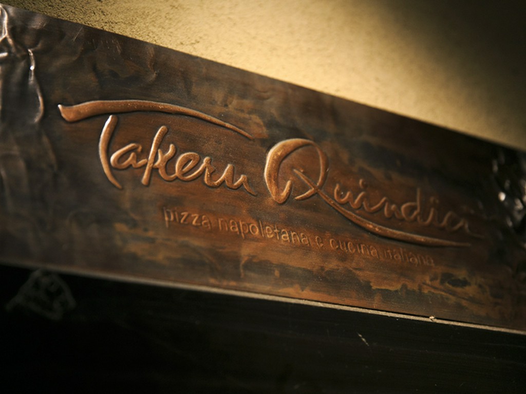 看板を見るまでは「レストラン」と気付かないような外観