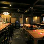 庭が見えたり、床の間があったりと、広々とした空間のあちらこちらに和の趣が感じられ、くつろいで食事ができる落ち着いた雰囲気になっています。