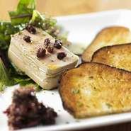 お店で一番よく出るというメニュー。自家製のパンとイチジクのコンフィチュール（ジャム） が添えられています。レバーが好きな人はもちろん、くせがなく食べやすいのでレバーが苦手な方にもおすすめです。