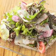 地野菜と地魚だけでつくるサラダ。魚の種類は日によって変わります。3種類の魚と朝とれた地魚が夜にはテーブルに並ぶのが魅力。野菜も毎朝仕入れる鎌倉野菜を使った、鮮度が自慢の人気の一品です。
