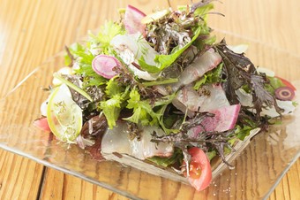 魚介も野菜も鮮度抜群な『本日の地魚のカルパッチョ　サラダ仕立て』