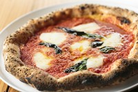 モッツァレラ、トマト、パルミジャーノを使った人気のナポリスタイルのピザ。ピザを焼く釜はまき釜で、ナポリから輸入したものを使用。生地はイタリアの粉と北海道の粉をブレンドした、本格派です。