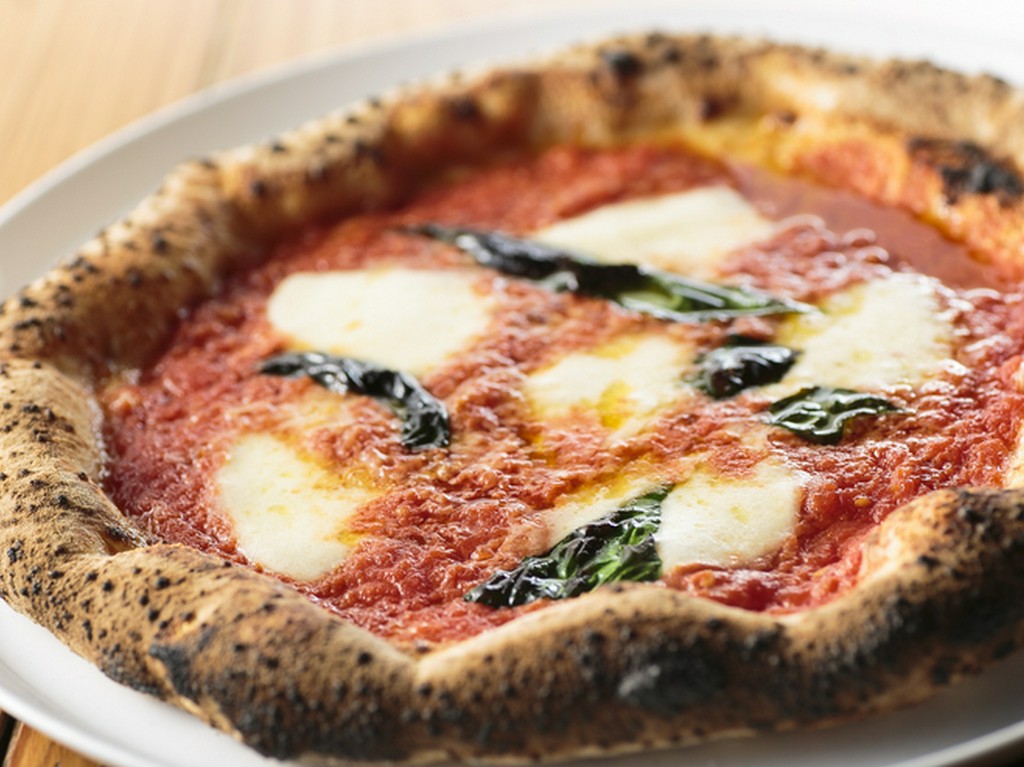 まき釜で焼きあげる本格ピザは絶品！　おいしさ際立つ定番メニュー『マルゲリータ』