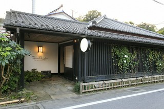 JR北鎌倉駅下車、鎌倉街道側改札から出て、鎌倉方面に徒歩3分。