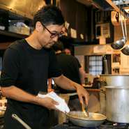 かたくなりすぎず、ラフすぎず、お客様に心地よくすごしていただけるよう、気を付けています。家族をもてなすように、スタッフも料理人もみんなで気を配り、接客するようにしています。

