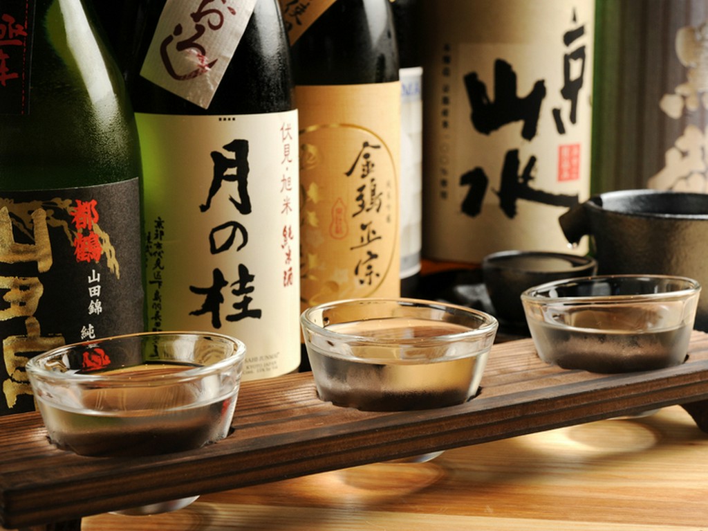 料理と相性抜群。地元から全国の酒が15種ほど