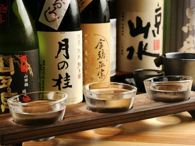 料理と相性抜群。地元から全国の酒が15種ほど