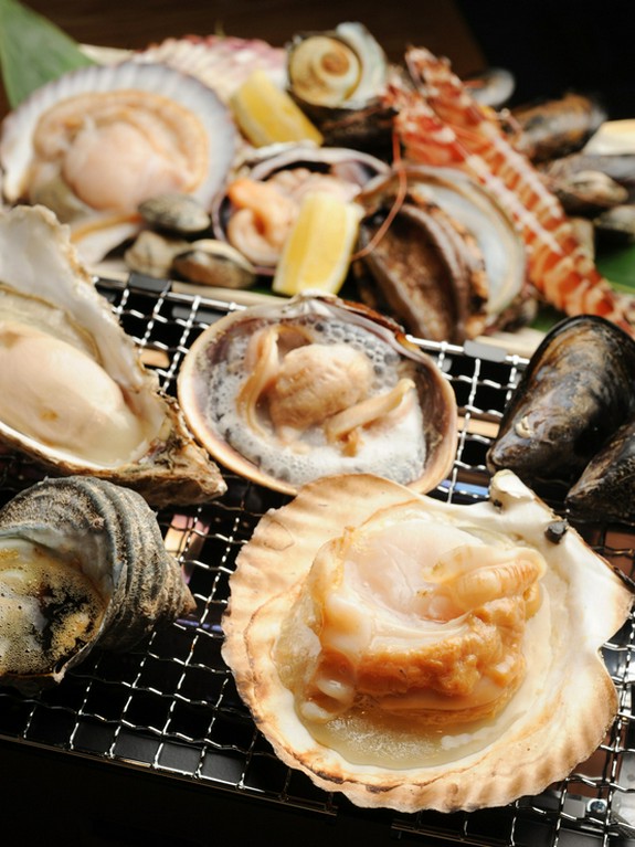 ろ料理長厳選の魚介を目の前で炙り焼きにした『ろばた焼』