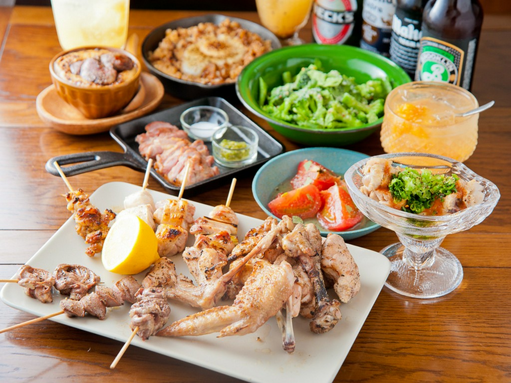 おいしい焼き鳥と種類豊富なお酒と共に、楽しく飲める店