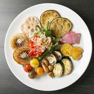 その日入荷の珍しい野菜の中から好みで選んだ品種をシンプルに焼いたメニュー。味付けは自家製のだいだい、ポン酢、黒トリュフの塩の三種類です。野菜の味を存分に堪能。