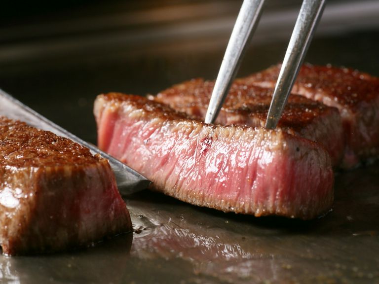 A5ランクの黒毛和牛の焼きたてステーキ『A5ヘレ（100g）』