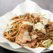 京都有名製麺所　麺屋棣?さんの特注品で、超極太の麺を使用しております。モチモチとした食感で、自家製ソースを絡めた一品。量を選べますのでお気軽にお申し付けください。
150g大（200g）1260円　小（100g）900円