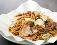 京都有名製麺所　麺屋棣?さんの特注品で、超極太の麺を使用しております。モチモチとした食感で、自家製ソースを絡めた一品。量を選べますのでお気軽にお申し付けください。
150g大（200g）1260円　小（100g）900円