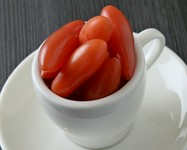 スウィーティアというフルーツトマト！
かわいらしい形で、とっても甘いんです。