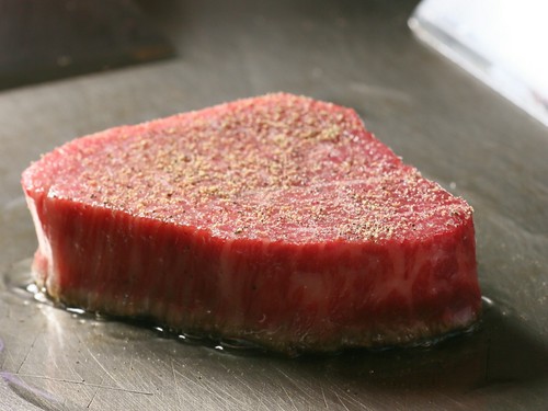 A5ランクの生ヒレの色、見事な黒毛和牛です