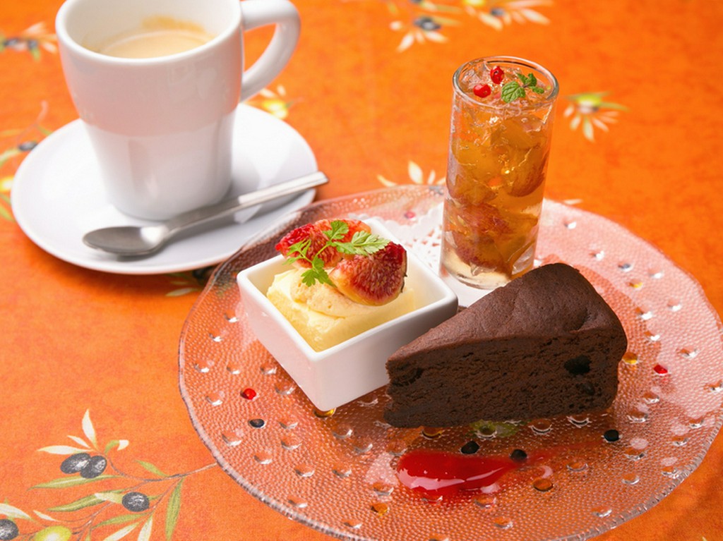 おいしい料理とワインでパーティーも盛り上がります