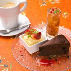 おいしい料理とワインでパーティーも盛り上がります